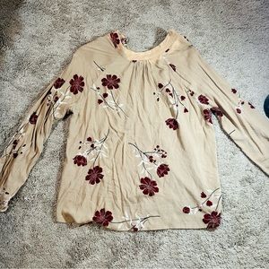 Beige floral top 😍